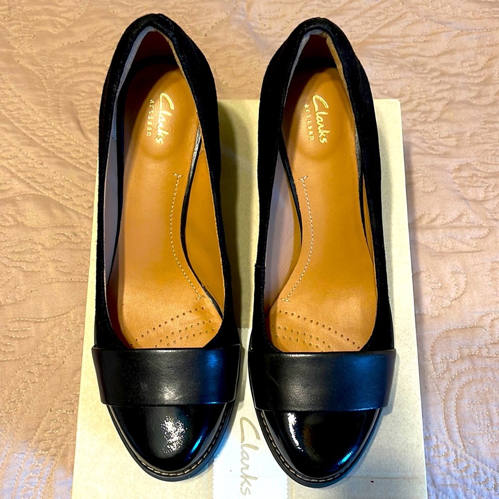 Suede patent toe pump